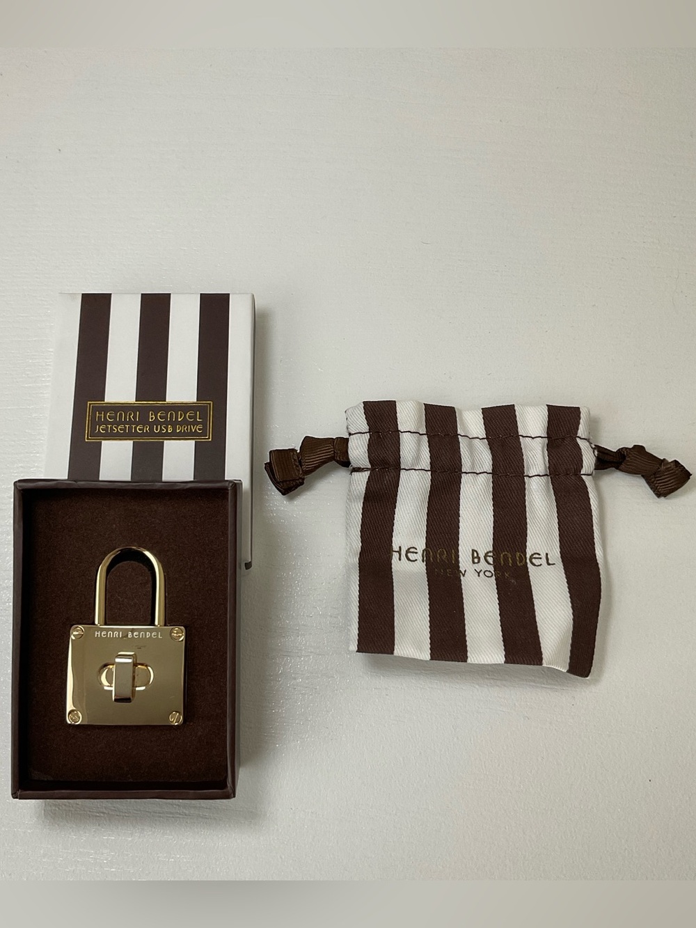 Henri Bendel Rare Collectible Gold Jetsetter Padlock USB Drive - Picture 4 of 8